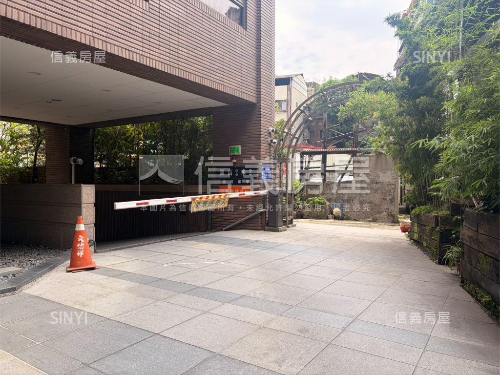 西門。麗德莊１１１號車位房屋室內格局與周邊環境