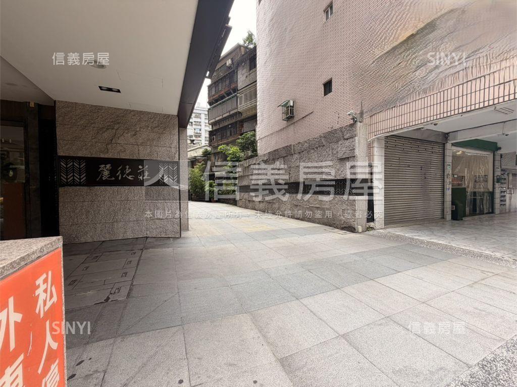 西門。麗德莊１１１號車位房屋室內格局與周邊環境