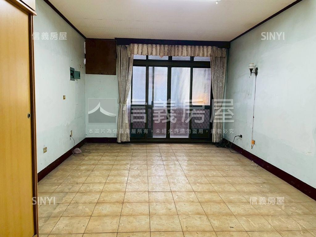 陽明商圈ＲＣ正四樓店住房屋室內格局與周邊環境