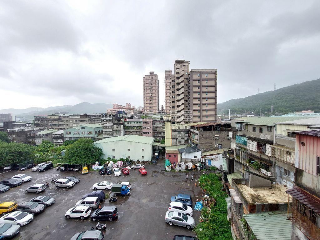 迴龍捷運邊間美寓房屋室內格局與周邊環境