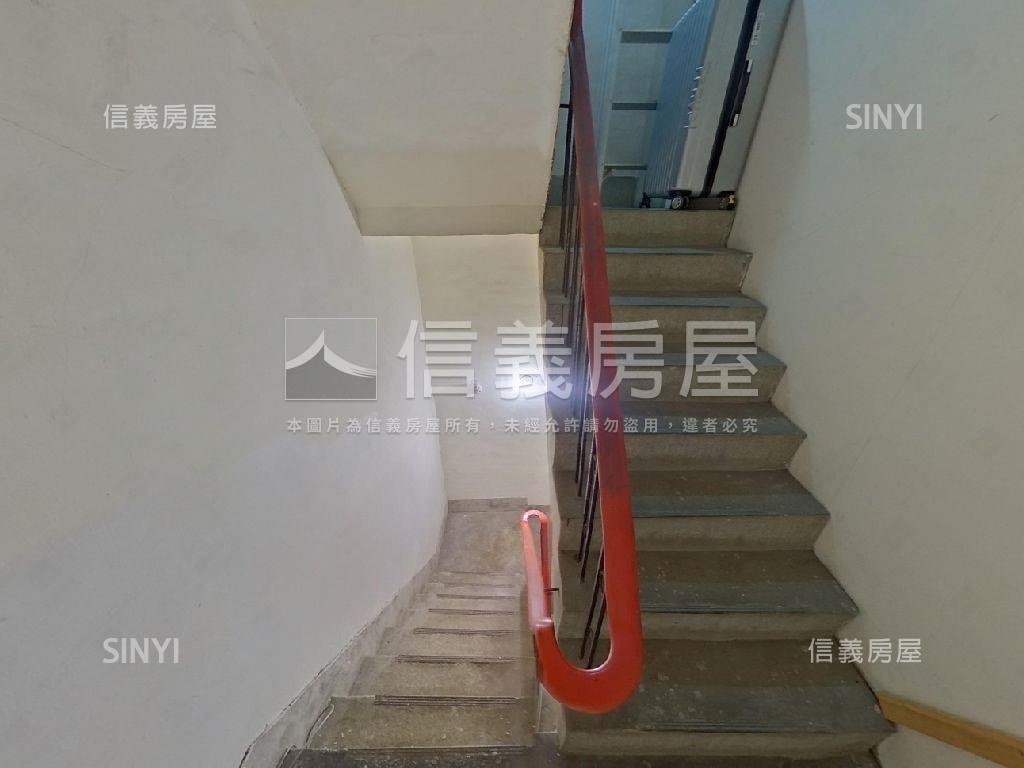 近捷運１分鐘超值邊間透天房屋室內格局與周邊環境