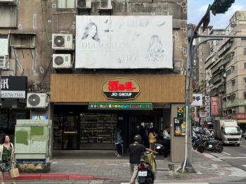 大安捷運站三角窗金店