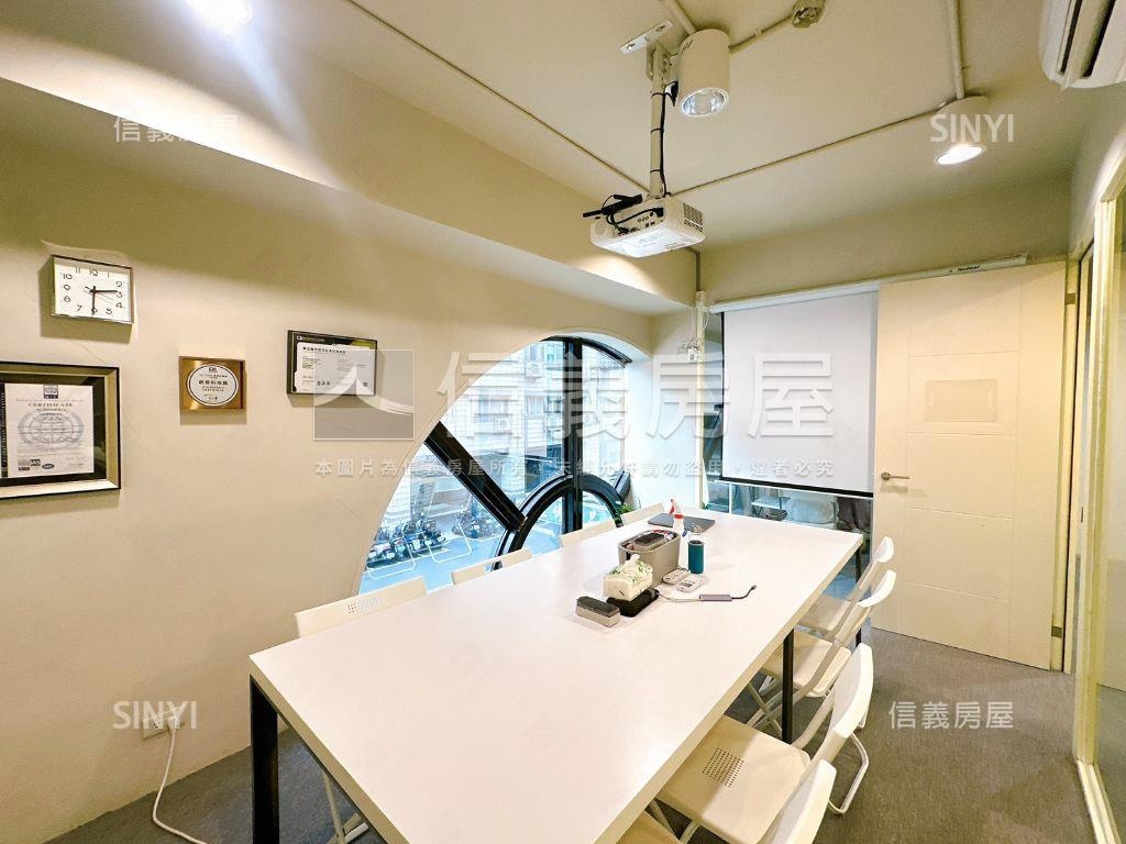 世青二樓邊間辦公室房屋室內格局與周邊環境