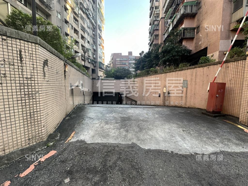 海牙坡平車位稀有釋出房屋室內格局與周邊環境