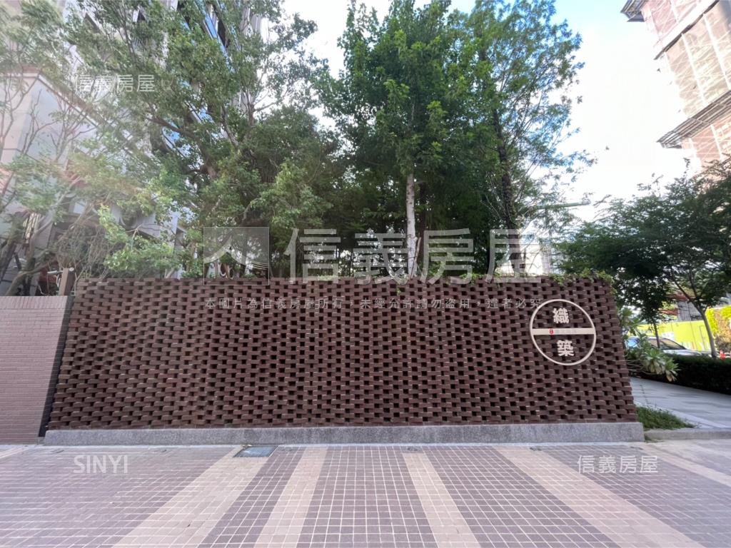 總太織築次頂樓美三房房屋室內格局與周邊環境