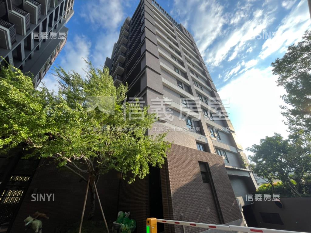 總太織築次頂樓美三房房屋室內格局與周邊環境