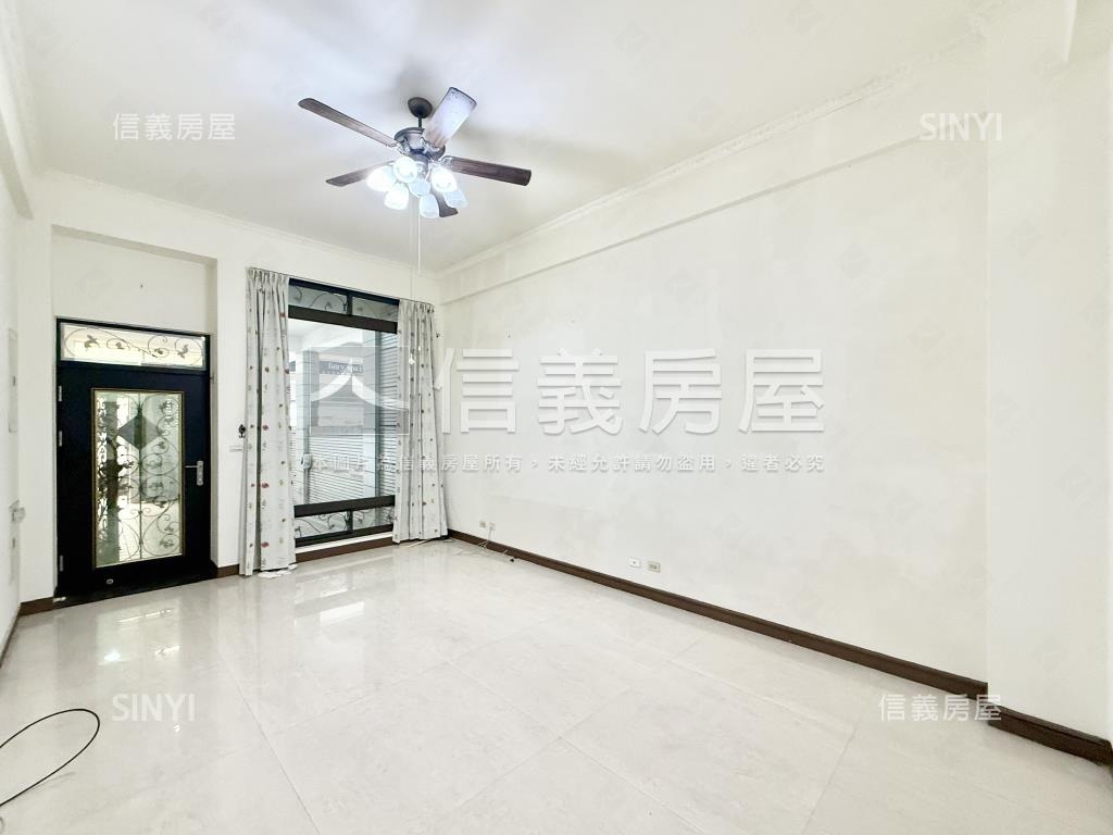 中正預校臨路質感車庫透天房屋室內格局與周邊環境