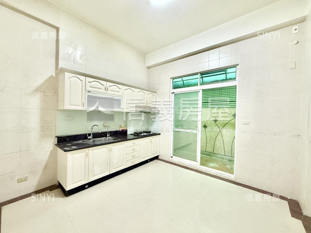 中正預校臨路質感車庫透天房屋室內格局與周邊環境