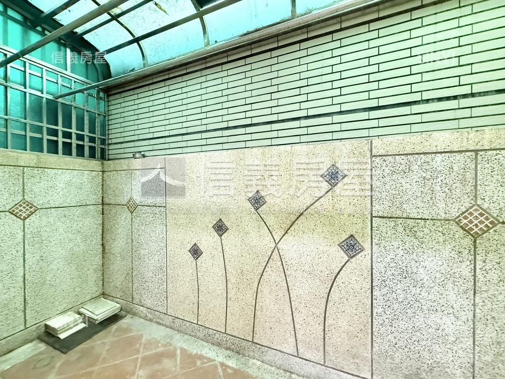 中正預校臨路質感車庫透天房屋室內格局與周邊環境