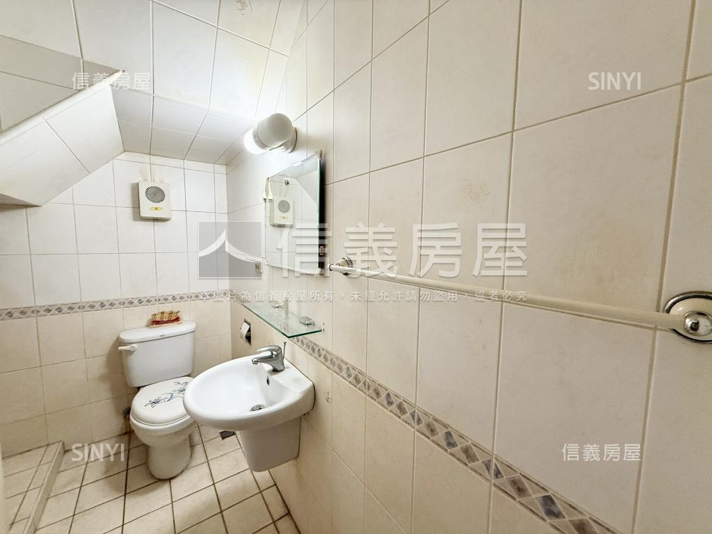 中正預校臨路質感車庫透天房屋室內格局與周邊環境