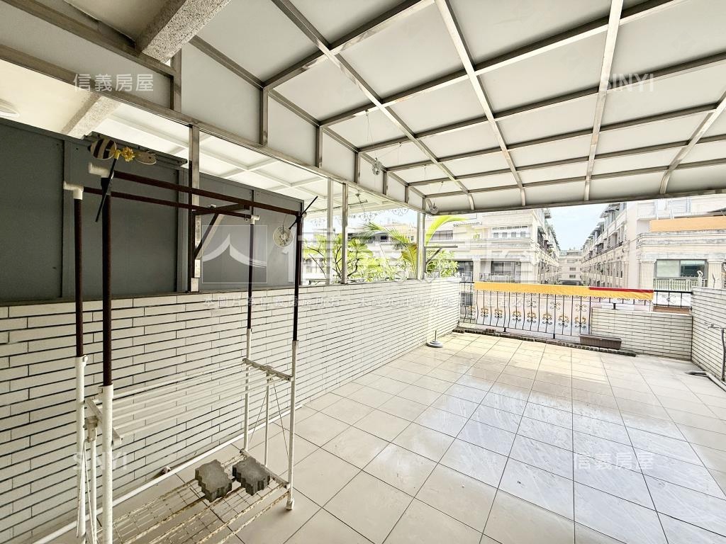 中正預校臨路質感車庫透天房屋室內格局與周邊環境