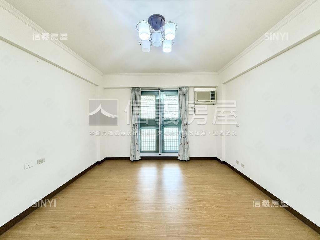 中正預校臨路質感車庫透天房屋室內格局與周邊環境