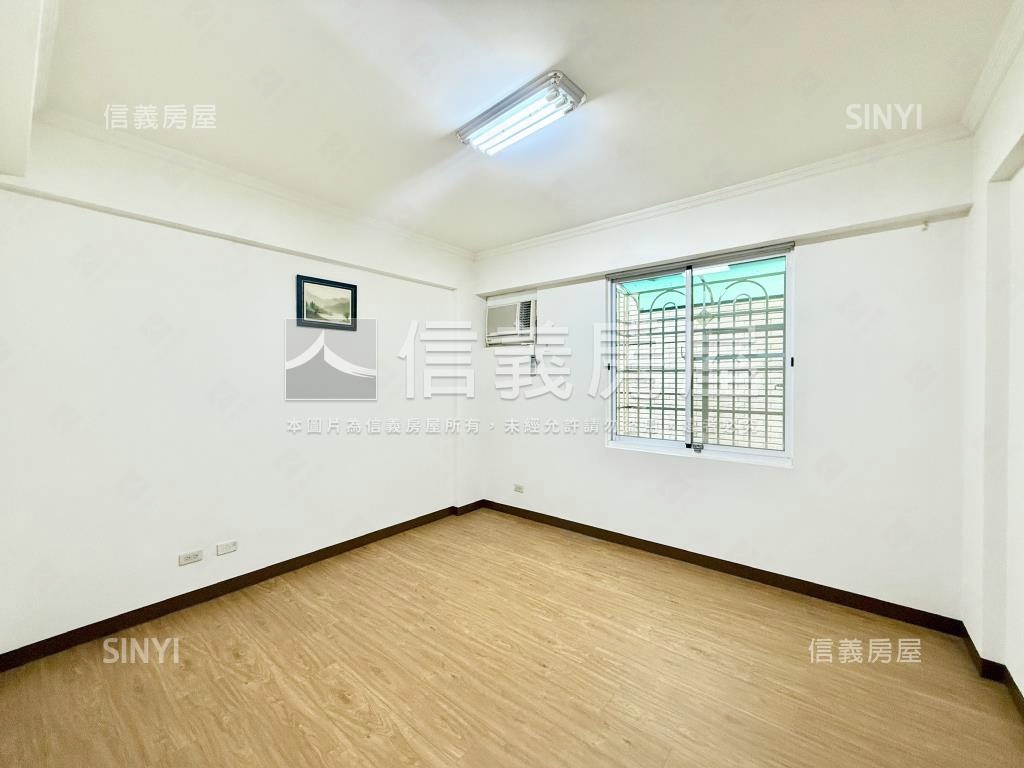 中正預校臨路質感車庫透天房屋室內格局與周邊環境