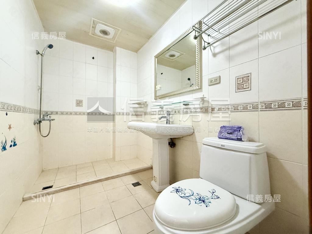 中正預校臨路質感車庫透天房屋室內格局與周邊環境