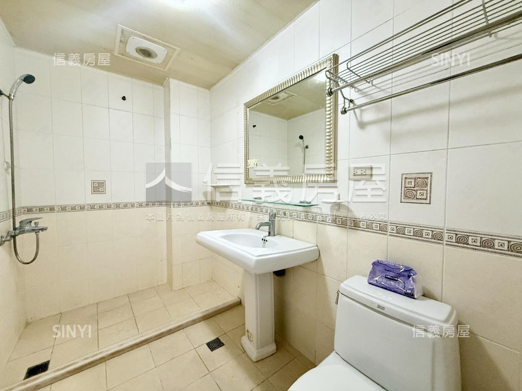 中正預校臨路質感車庫透天房屋室內格局與周邊環境