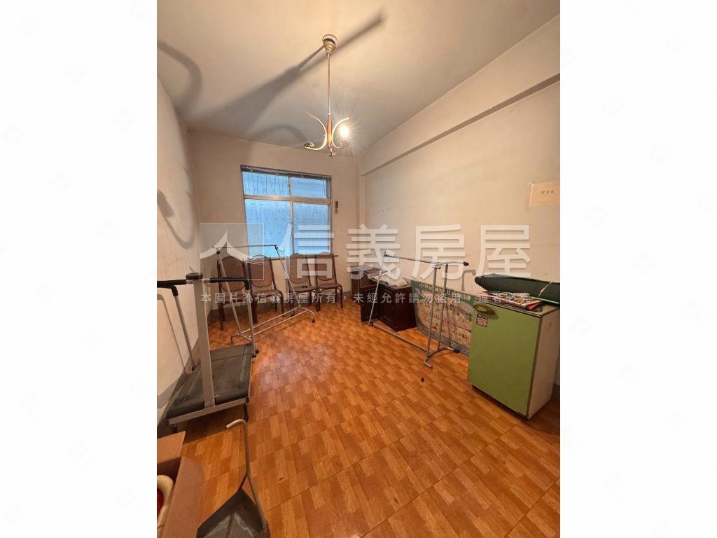 近運動中心方正二樓房屋室內格局與周邊環境