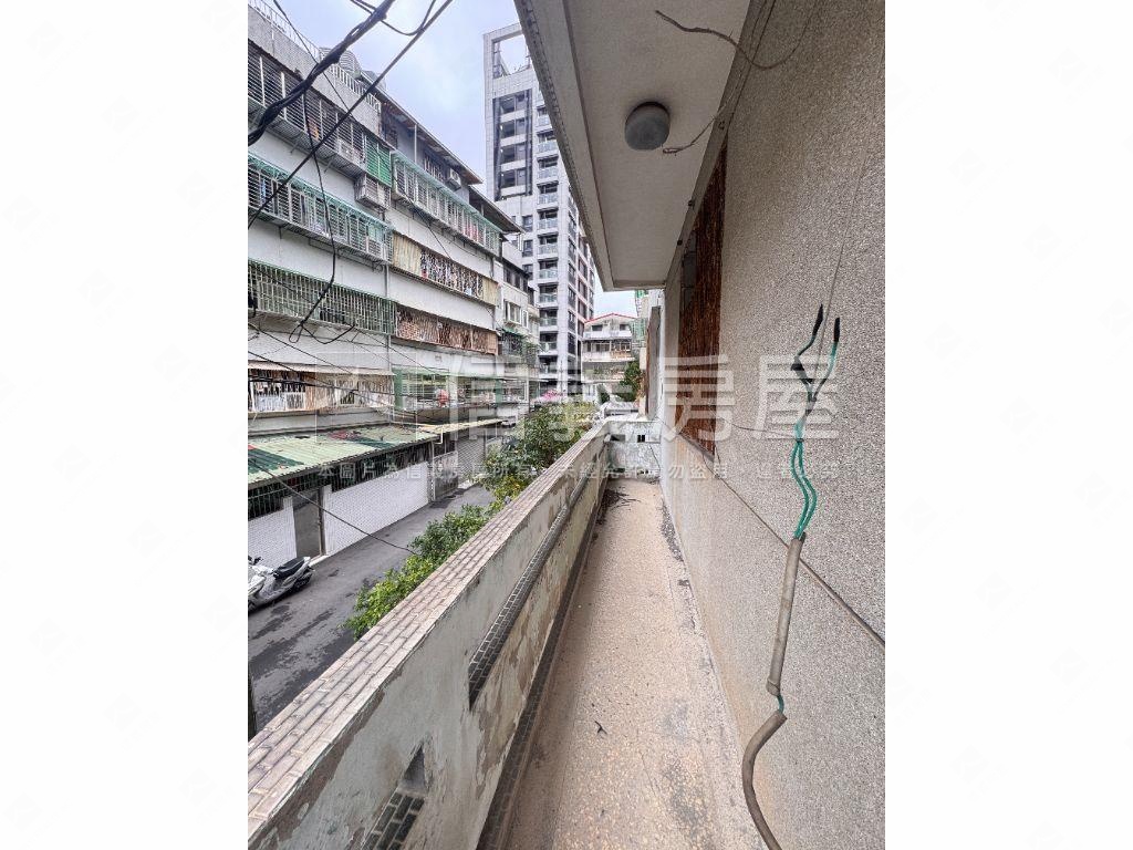 近運動中心方正二樓房屋室內格局與周邊環境