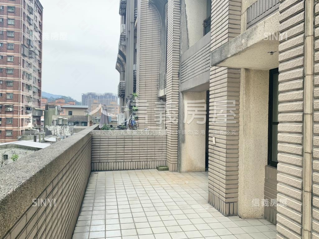 優質交響樂露台戶三房車位房屋室內格局與周邊環境
