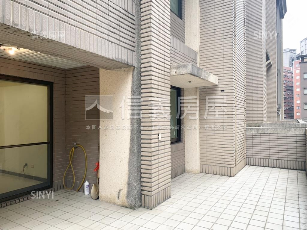 優質交響樂露台戶三房車位房屋室內格局與周邊環境
