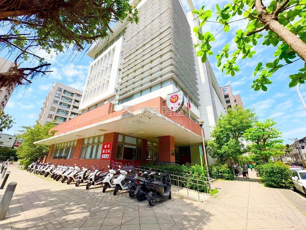 橋和捷運站大空間商辦房屋室內格局與周邊環境