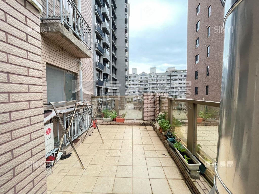 仁愛錄高樓層露台兩房車位房屋室內格局與周邊環境