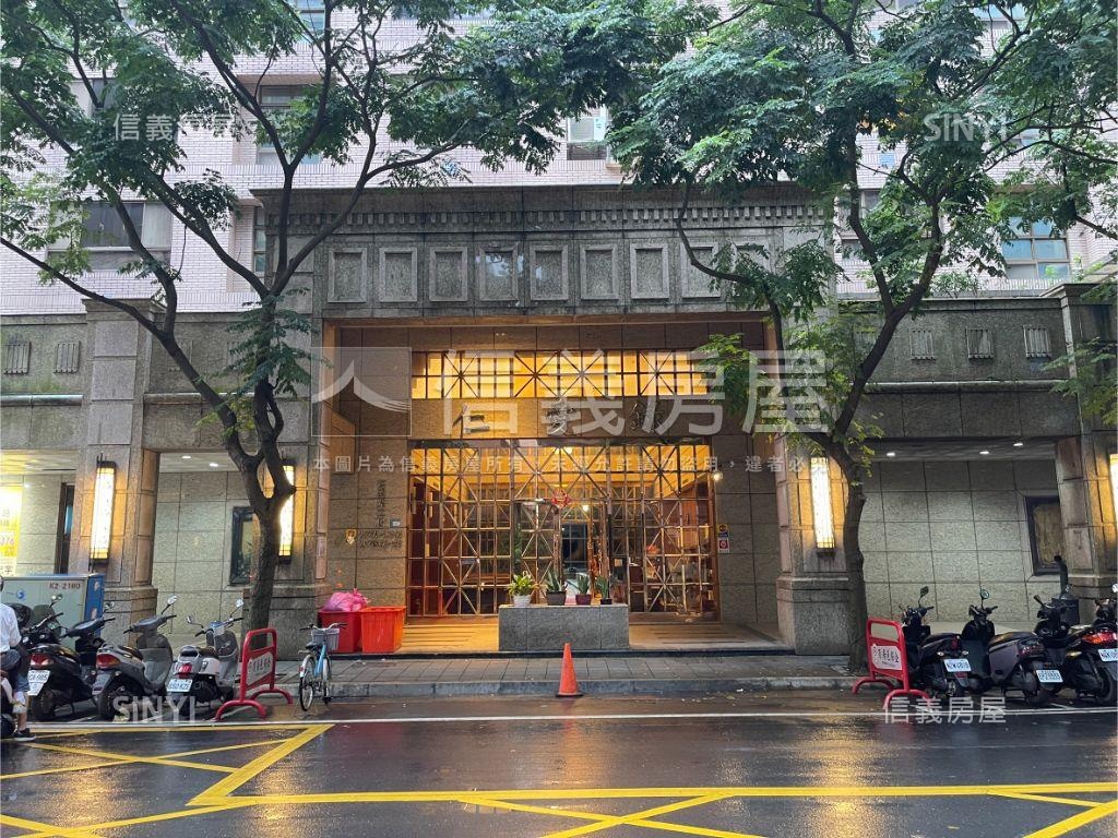 仁愛錄高樓層露台兩房車位房屋室內格局與周邊環境