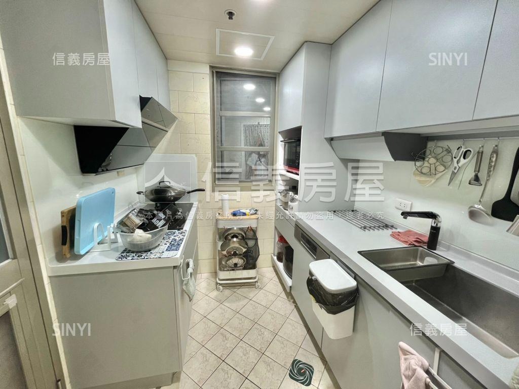 羅浮典雅裝潢四房車位房屋室內格局與周邊環境