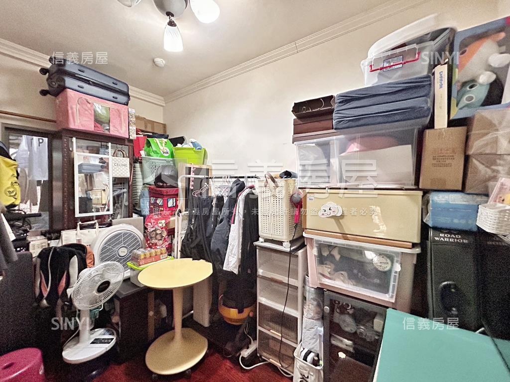 專任十八甲特級三房車位房屋室內格局與周邊環境