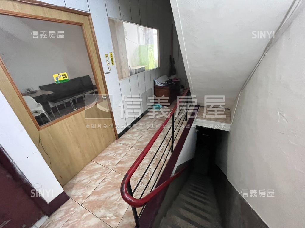 一中商業透天店面房屋室內格局與周邊環境