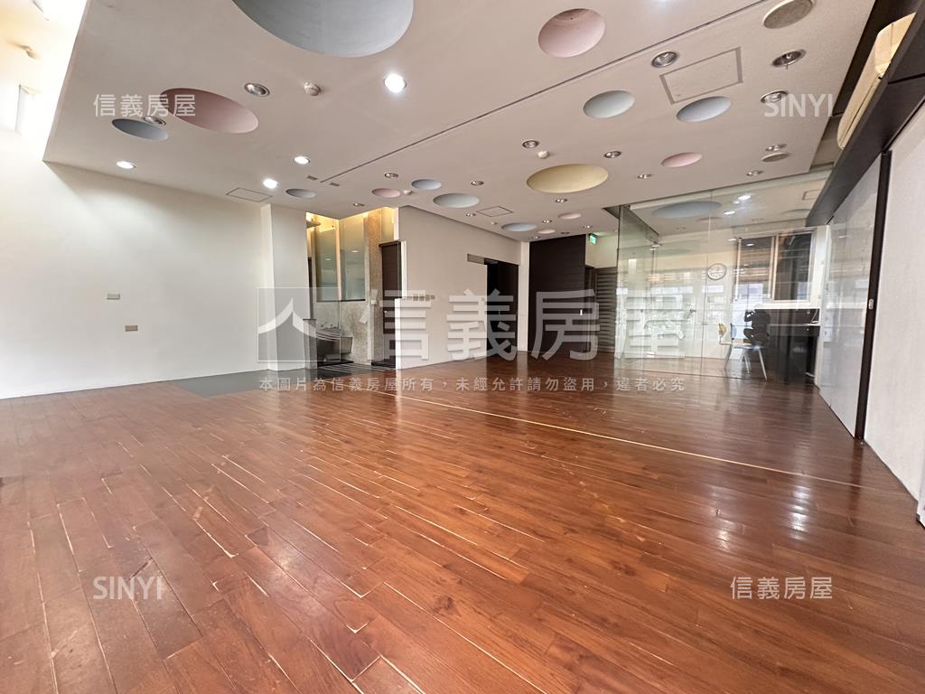 正八德街。面寬金店面房屋室內格局與周邊環境