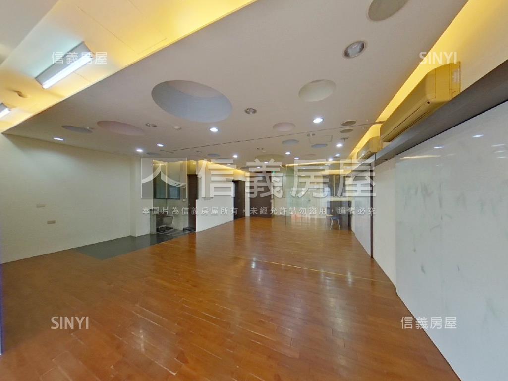 正八德街。面寬金店面房屋室內格局與周邊環境