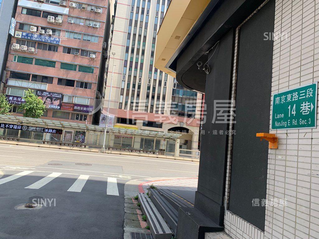 南京阿曼邊間高樓２房車位房屋室內格局與周邊環境