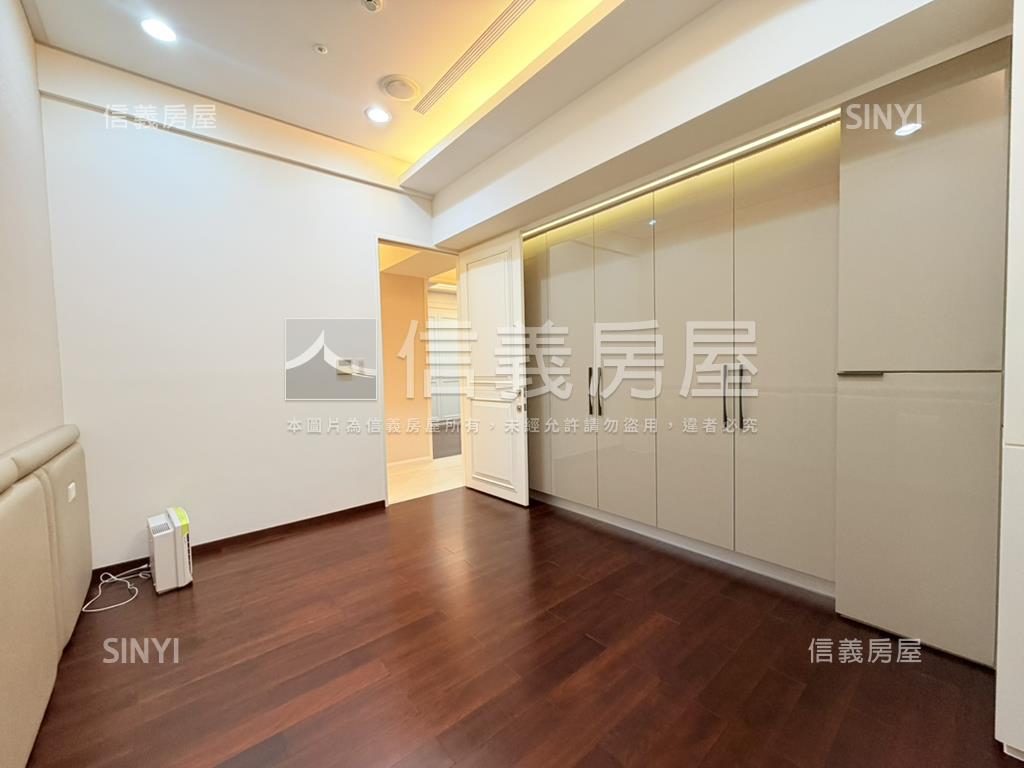由鉅大謙精裝豪邸３平車房屋室內格局與周邊環境