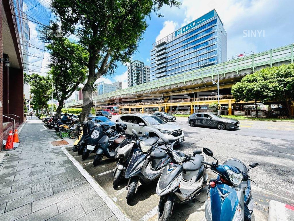 稀有低總建國北路高樓住辦房屋室內格局與周邊環境