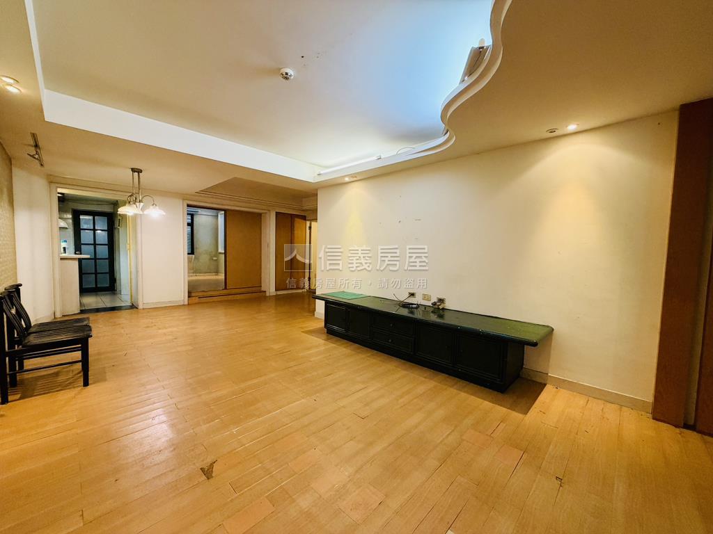 行政中心膝蓋救星三樓公寓房屋室內格局與周邊環境