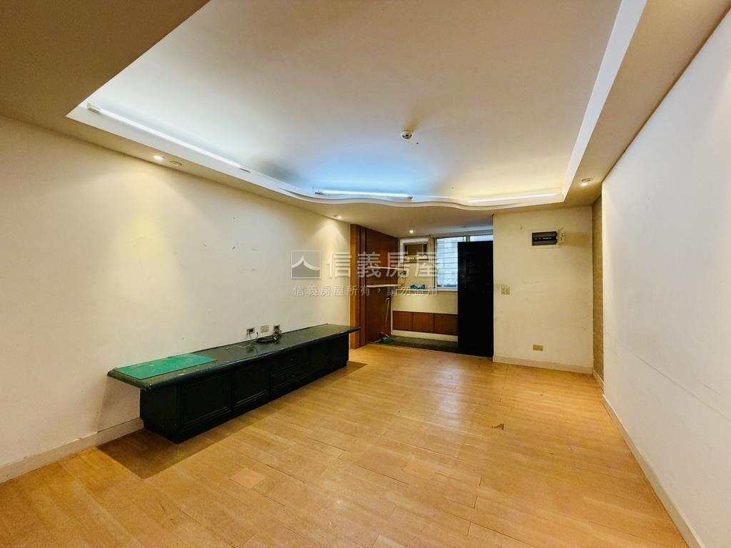 行政中心膝蓋救星三樓公寓房屋室內格局與周邊環境