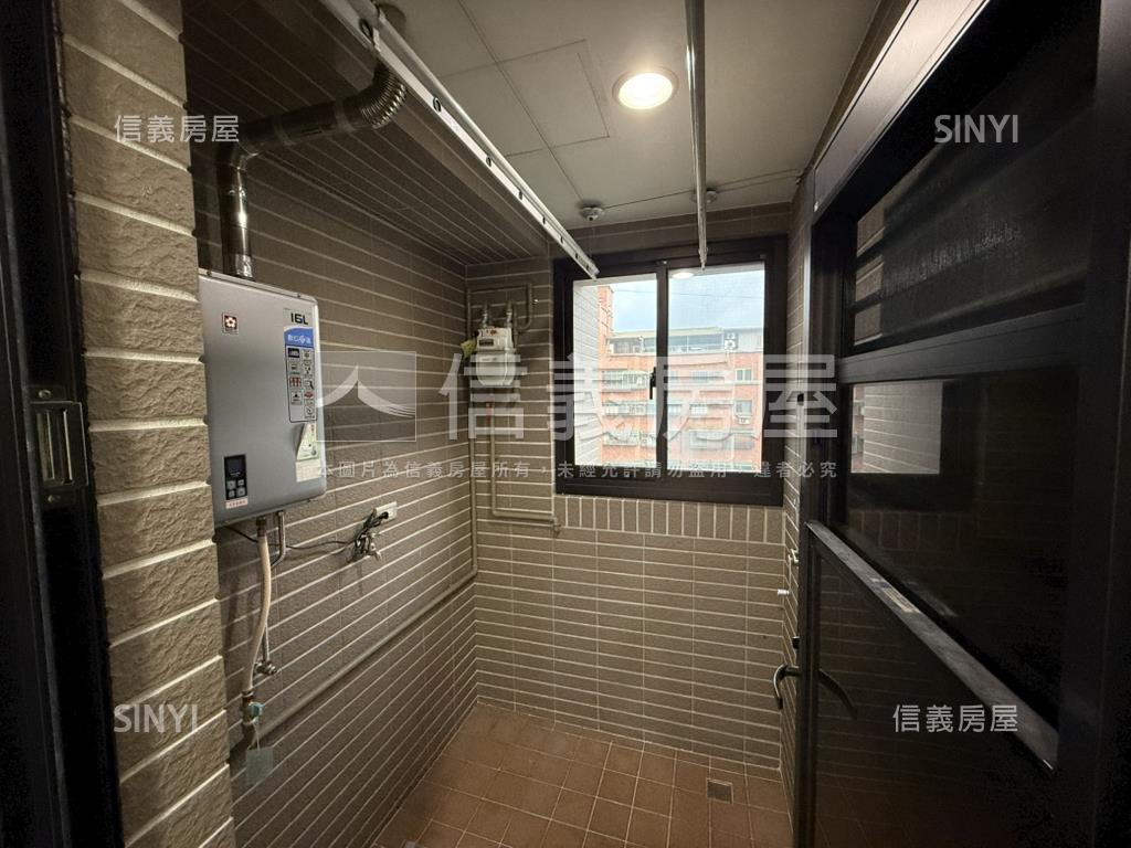 近捷運閃耀築城兩房車位房屋室內格局與周邊環境