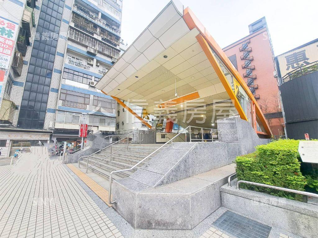 近捷運閃耀築城兩房車位房屋室內格局與周邊環境