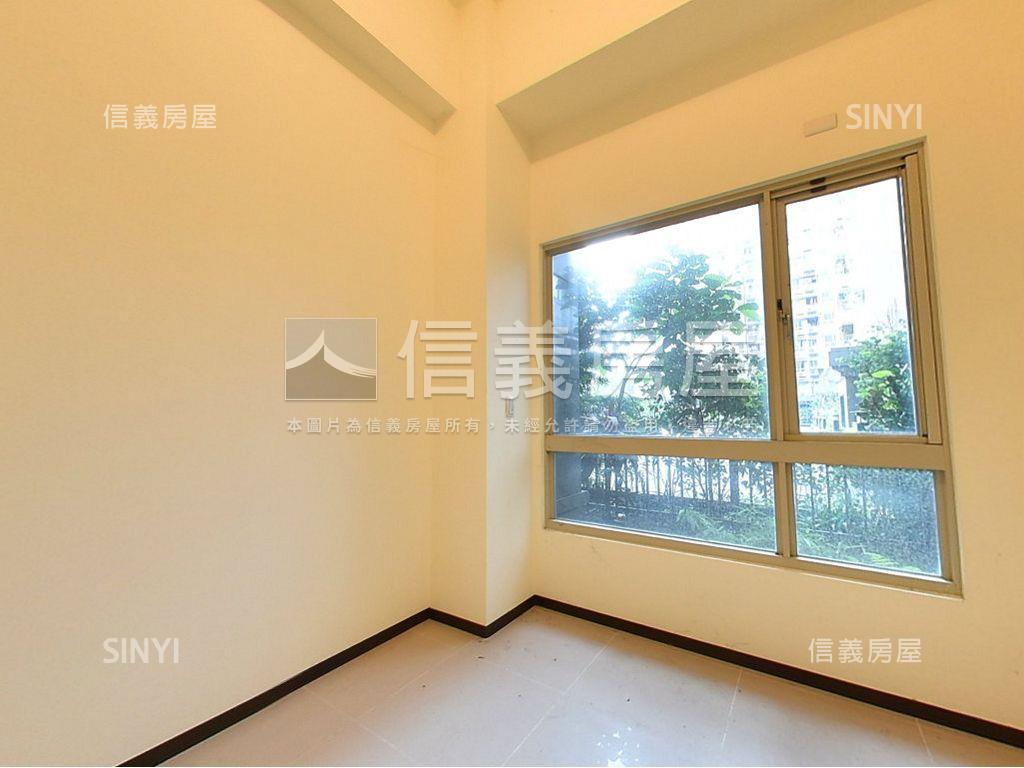 台北人庭院戶雙坡平車位房屋室內格局與周邊環境