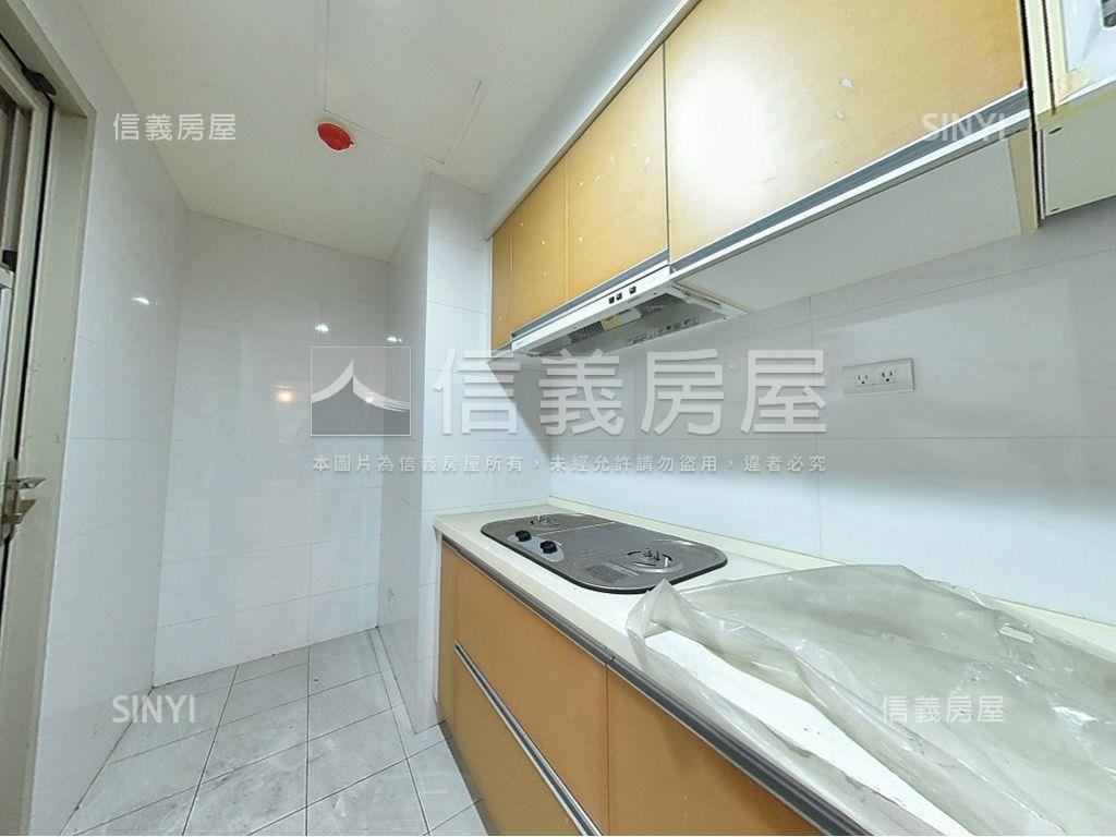 台北人庭院戶雙坡平車位房屋室內格局與周邊環境