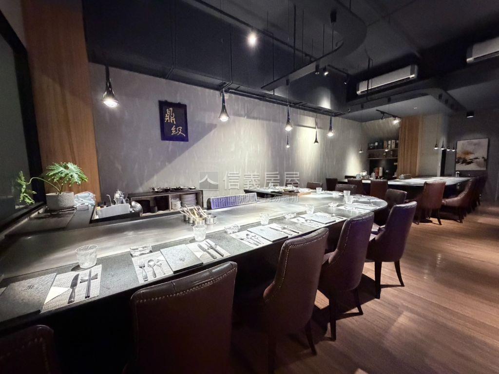 正文化二路燙金質感店面房屋室內格局與周邊環境