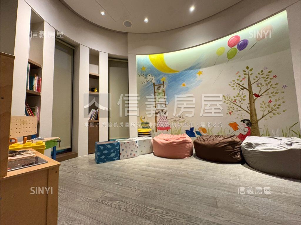 龍寶，高質感四房平車房屋室內格局與周邊環境
