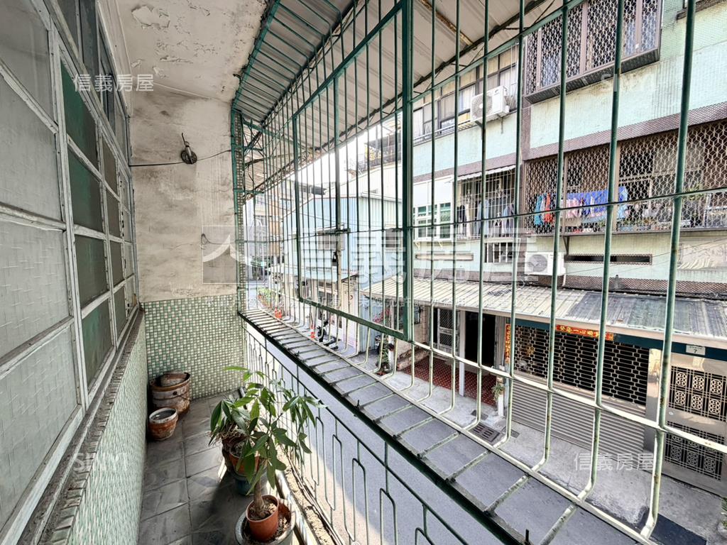 必看楠梓車站熱鬧透天房屋室內格局與周邊環境