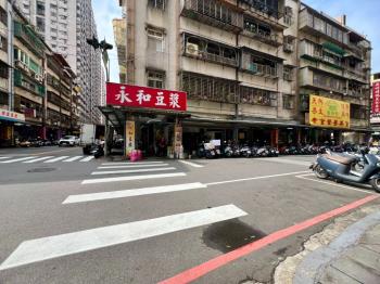 連興街稀有三角窗面寬店面