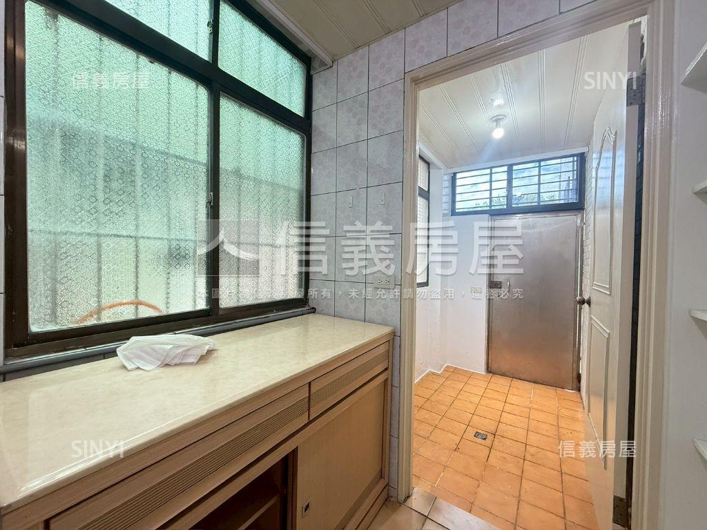 新店僑信路透天誠售房屋室內格局與周邊環境