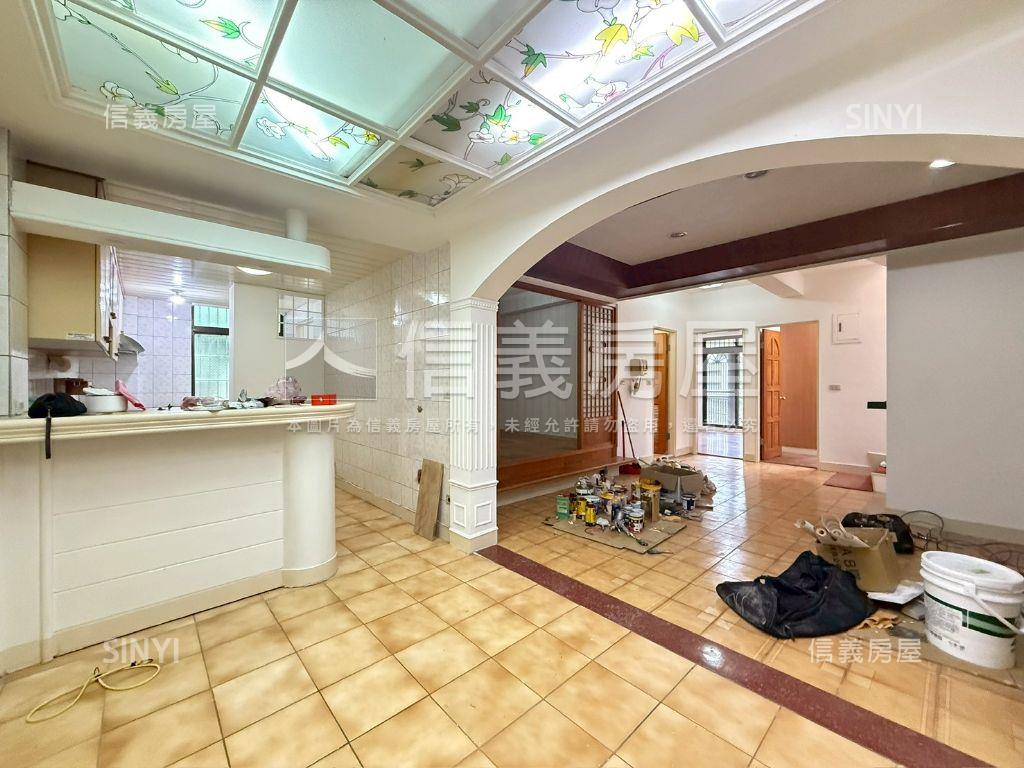 新店僑信路透天誠售房屋室內格局與周邊環境