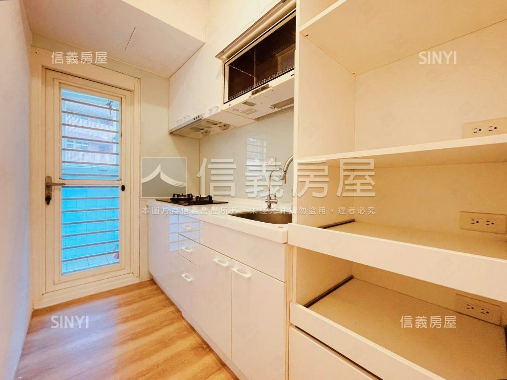 近車站世貿美妝２房房屋室內格局與周邊環境