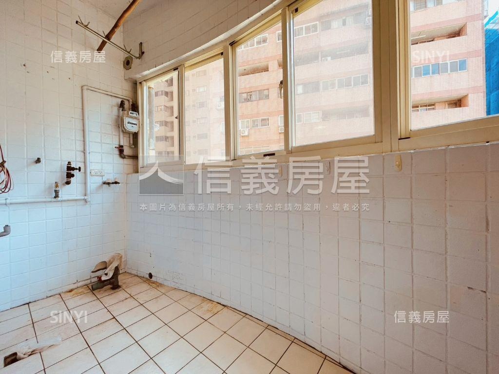 近車站世貿美妝２房房屋室內格局與周邊環境
