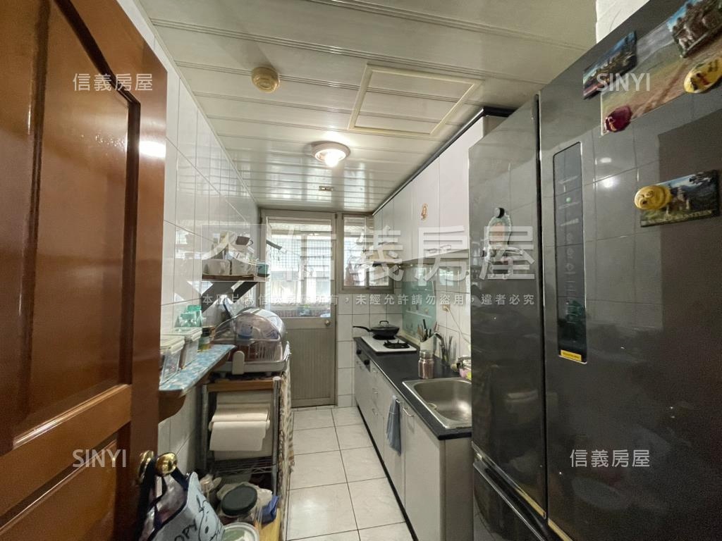 中正御品三房車位房屋室內格局與周邊環境