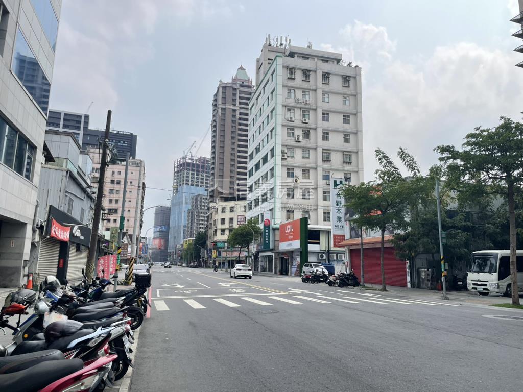 阿姆斯壯邊間採光辦公室房屋室內格局與周邊環境